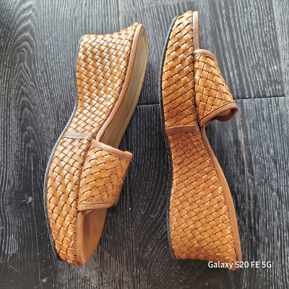 STUART WEITZMAN Designer size 7 leather cognac colored sandals. - Picture 10 of 16
